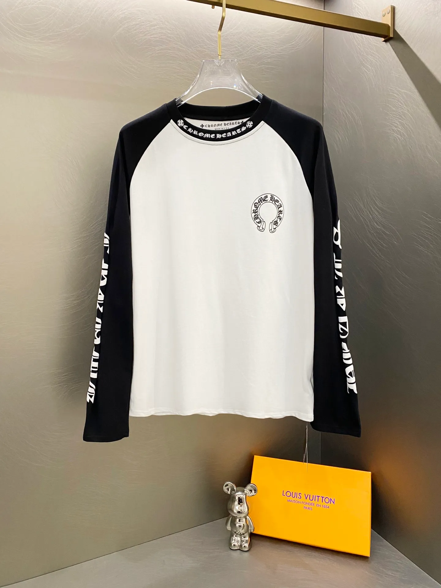 P160 Chrome Hearts/CH Chrome Hearts Sanskrit horseshoe spliced ​​foam letter printing popular long-sleeved T-shirt 280g high weight pure cotton fabric full set of accessories -Colour: white and black -Size: S M L XL